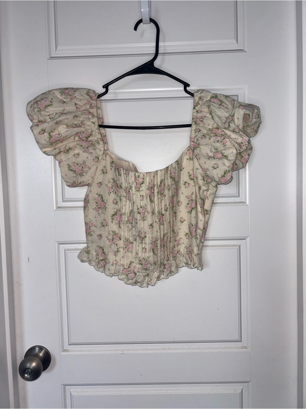 Women’s Small Floral Olivacious Puff-Sleeve Cropped Top in Cream and Pink